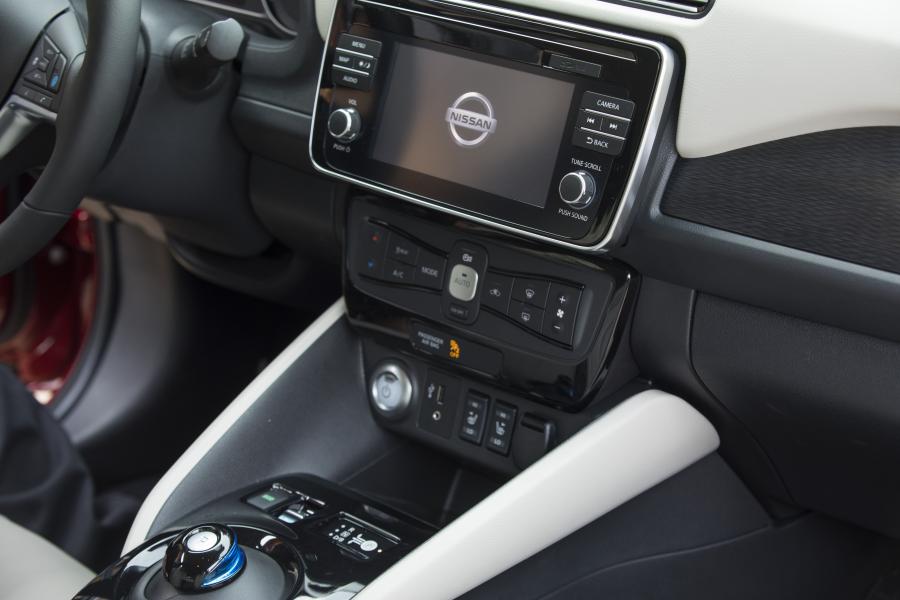 Детали интерьера Nissan Leaf 2018 года  (NA) (фото 101 из 104)